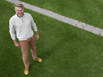 ‘Iedereen noemde me gek’, nu zorgt Arno (51) uit de Achterhoek dat er op het WK op écht gras wordt gespeeld