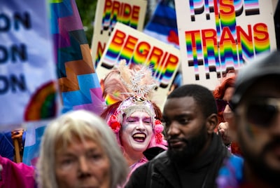 Regenboogvlaggen, protestborden en steeds meer publiek: zo vierde Eindhoven vandaag de Pride Parade