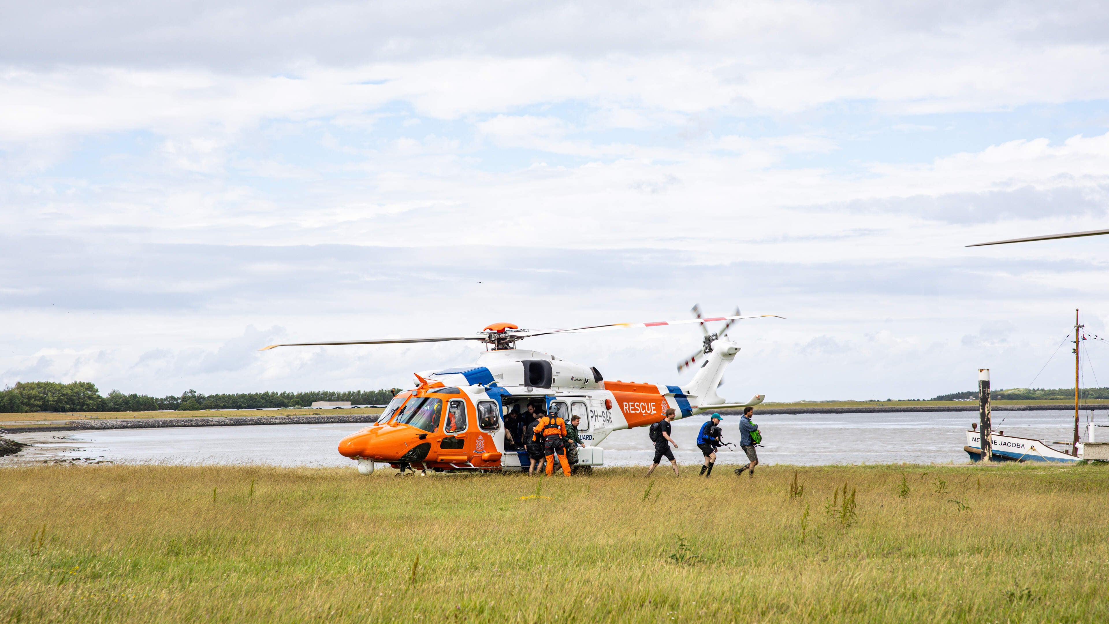 Helikopter brengt tien wadlopers in nood aan wal bij Ameland