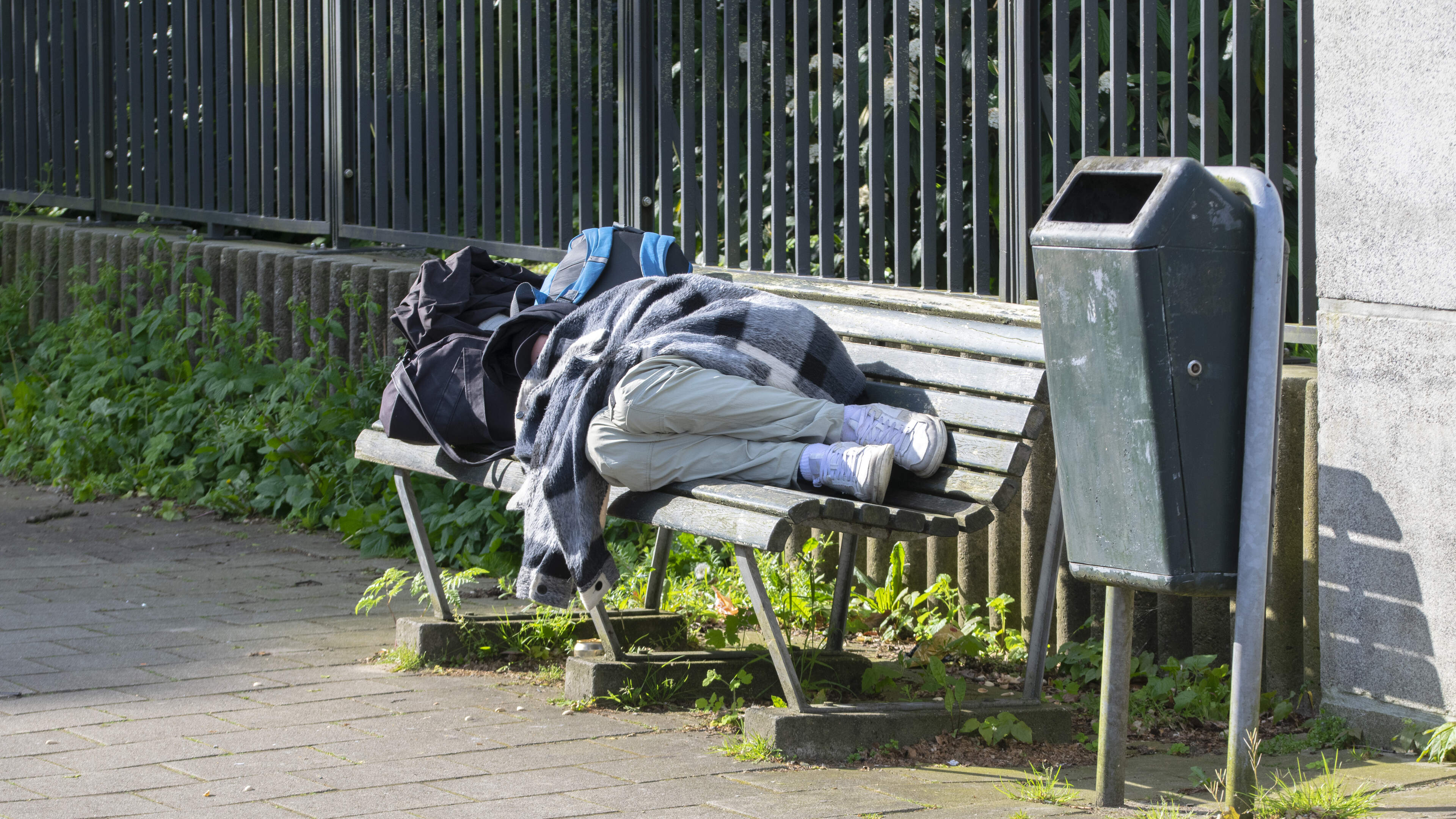 Een boete tegen dakloosheid helpt niet, net zomin als de ellenlange discussies erover