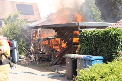 Klussen gaat mis in Apeldoorn, overkapping gaat in vlammen op