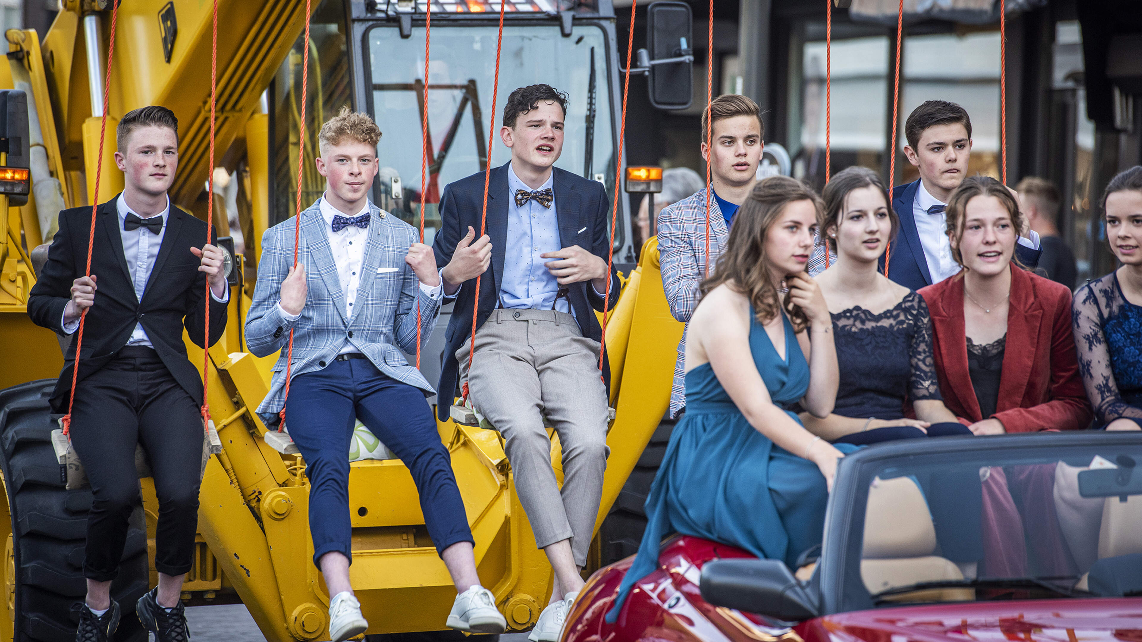 Van de duurste sportauto’s tot minidriewielers: de Limburgse middelbare scholen zagen wederom bijzondere voertuigen tijdens de galastoeten