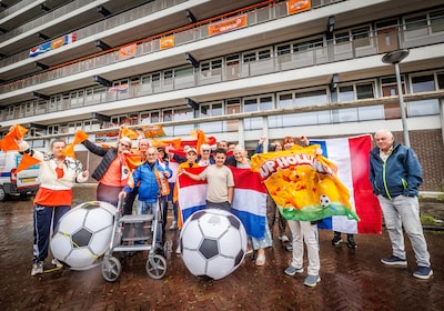 Oranje WK-vlaggen moeten van verhuurder weg, bewoners weigeren: ‘We laten ze gewoon hangen’