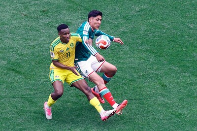 LIVE WK voetbal | Ook Mexico krijgt een rode kaart: gastland met tien man verder tegen negental Zuid-Afrika