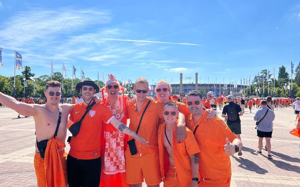 Zeven vrienden uit Eelde vliegen naar Amerika met een oranje NASA-pak. ‘Gezamenlijke rekening geopend en iedereen gooide daar iedere maand 50 euro op’