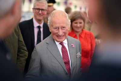 Kaartverkoopster houdt zich niet aan etiquette en noemt koning Charles per ongeluk ‘schatje’