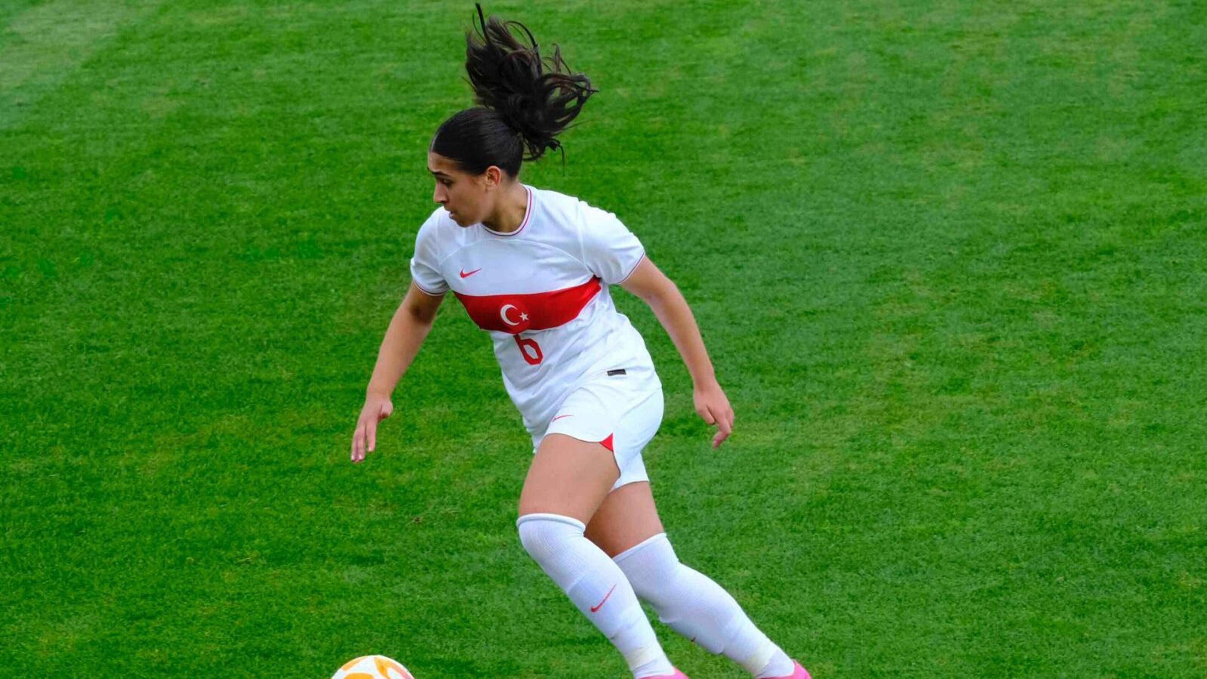 Jeugdinternational Sara uit Maastricht leert van Turkse internationals: ‘Hoop echt dat ze het goed gaan doen om voetbal in Turkije weer een boost te geven’