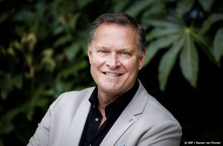 Albert Verlinde maakt diepe buiging bij afscheid RTL Tonight