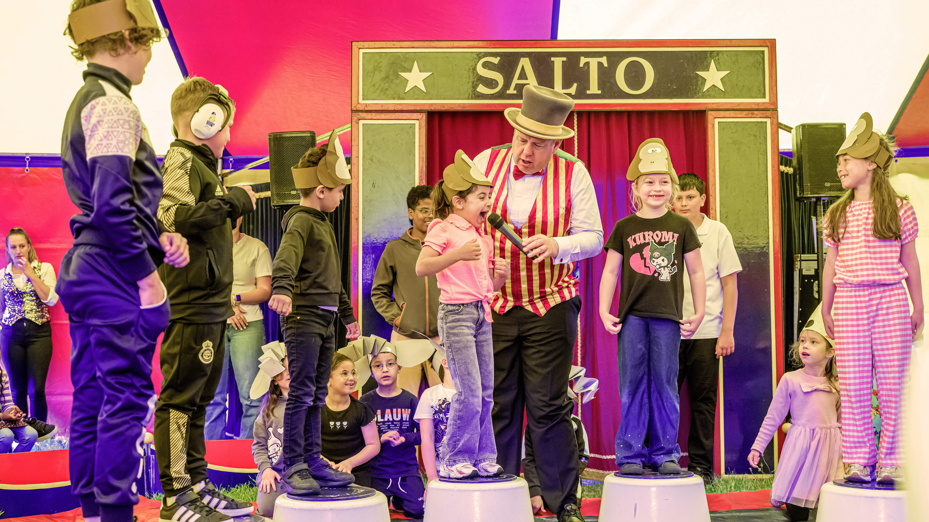 Basisschool De Zefier viert 10-jarig bestaan met heuse circusvoorstelling, gespeeld door leerlingen: ’Ik heb nog nooit in een circus gestaan’