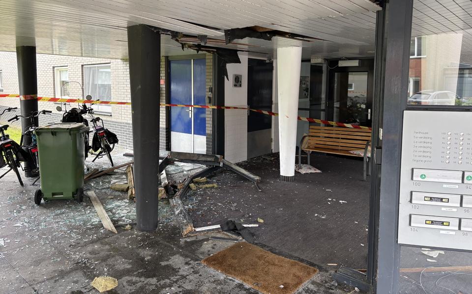 Auto rijdt dwars door gevel van flat in Groningen. ‘Ik dacht dat iemand iets van een balkon stootte’