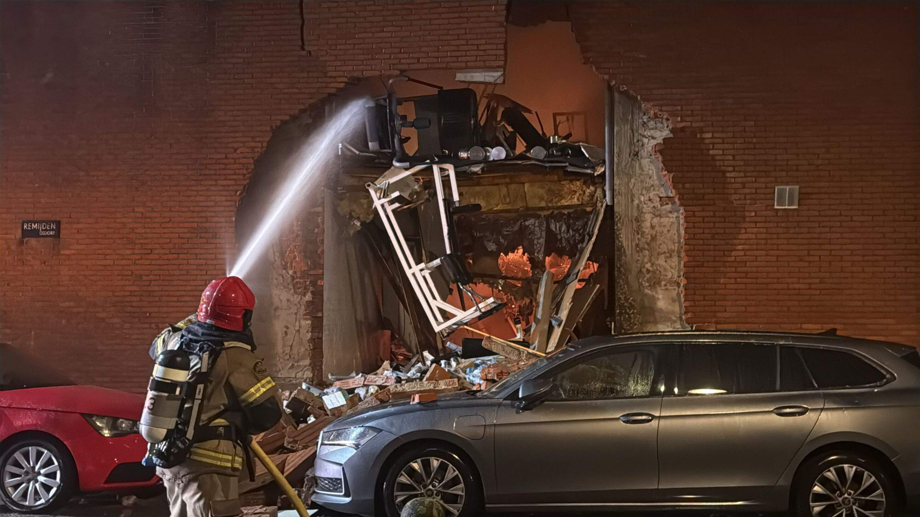 Zeven gewonden na explosie en grote brand onder flatgebouw in Amsterdam