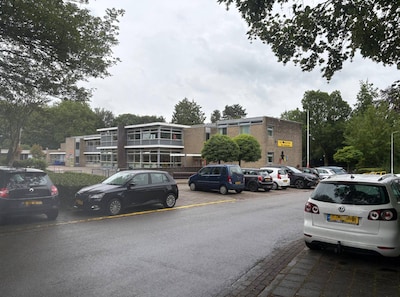 Basisschool in rouw nadat leerlingen en medewerker omkomen bij ongeluk: ‘Iedereen is totaal van de kaart’