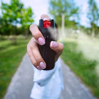 In Duitsland kunnen Nederlandse vrouwen wél pepperspray kopen. ‘Je moet je als vrouw kunnen verdedigen’