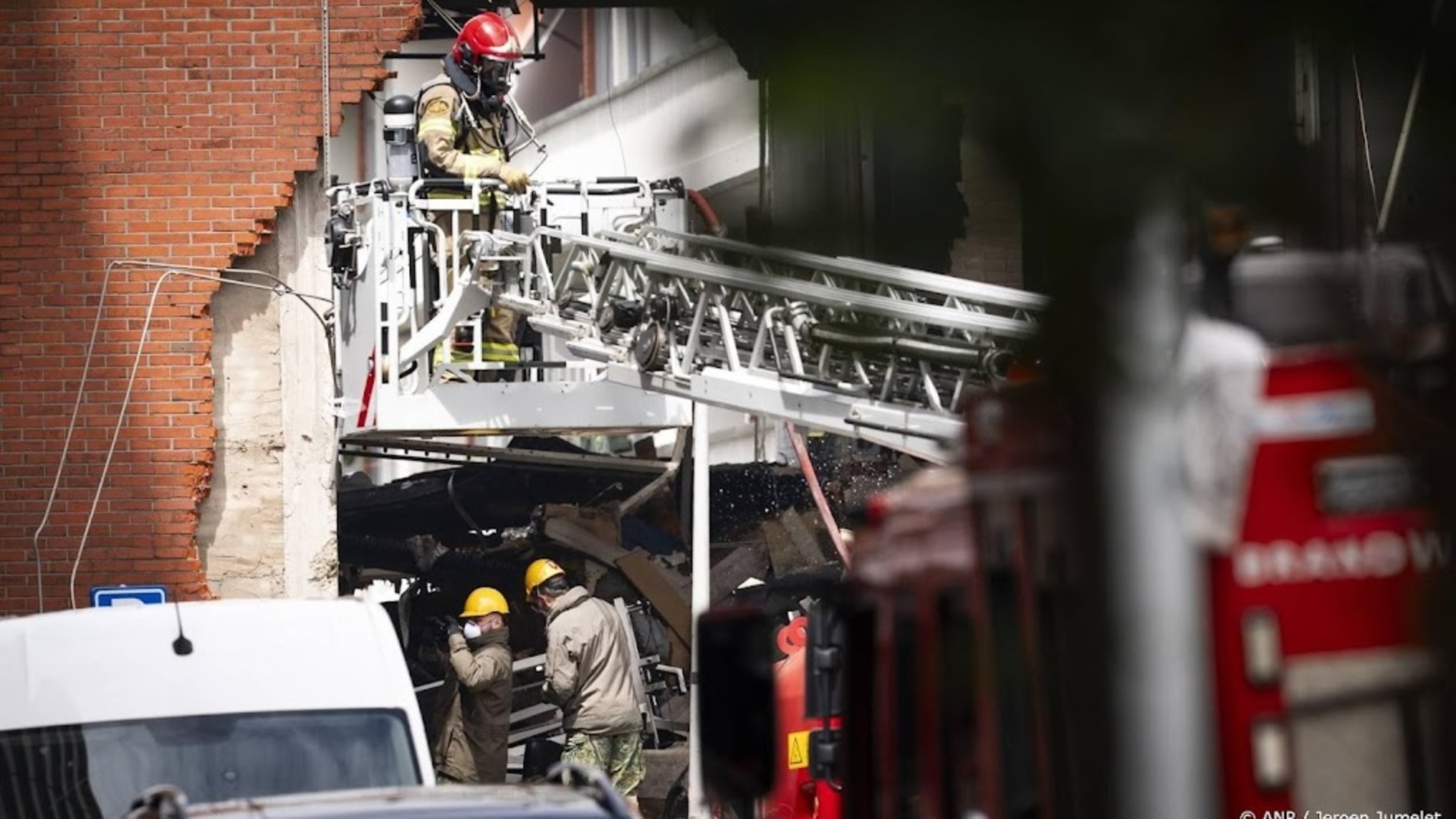 Brandweer zoekt nog naar slachtoffers na explosie in Amsterdam