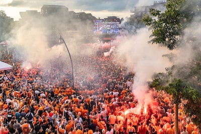 Uitzenden Oranje-duels WK in kroeg en op plein blijft geld kosten, ondanks oproep Tweede Kamer