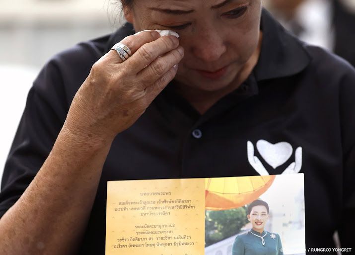 Thai huilend bij ziekenhuis Bangkok na overlijden prinses