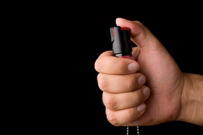 Niet de pepperspray, maar de man is gevaarlijk