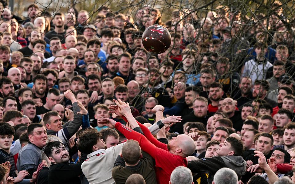 Niet met de hand, niet tegen de scheen: zo veranderde een balsport voor rouwdouwers in het huidige voetbal