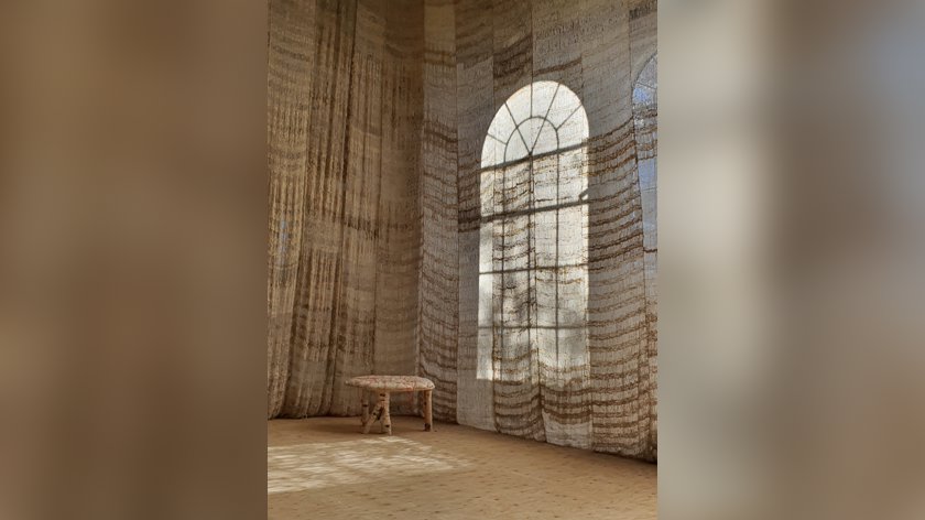 In de Wolkathedraal op Texel voelt de kerk warm en zacht dankzij schapenwol