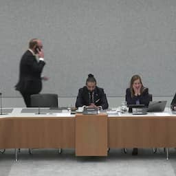 Video | Asielminister krijgt examenbelletje van zoon bij debat: 'Kneiterzenuwachtig'