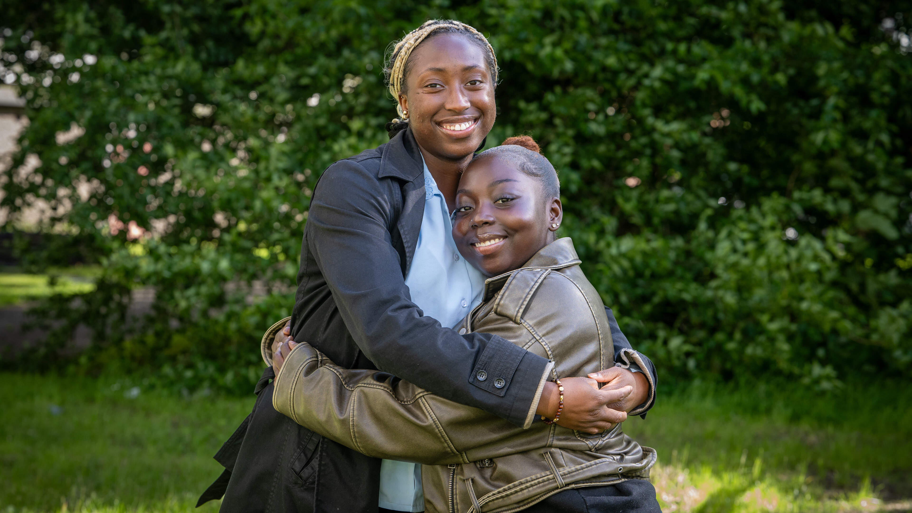 Divine (19) werd speciaal voor ernstig zieke vriendin Evangeline (19) bloeddonor en wil inspireren: ’Heel belangrijk dat er meer donoren komen uit onze black community’