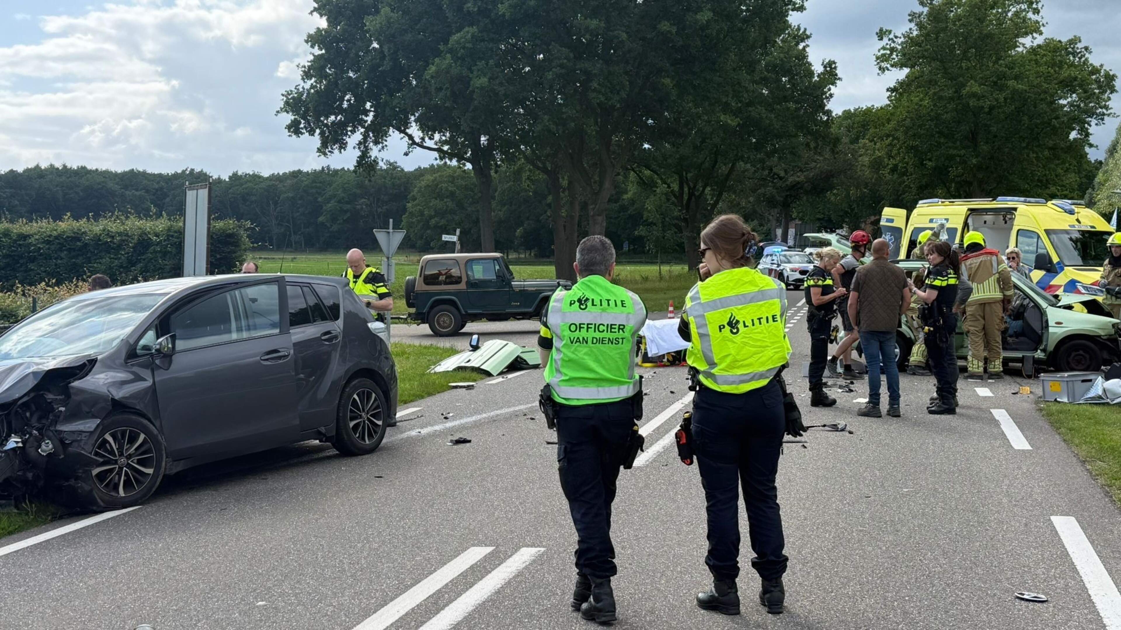 Bestuurder raakt bekneld bij botsing met andere auto in Kessel en wordt gewond afgevoerd
