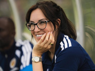 Suzanne (36) werkte bij Go Ahead Eagles en is nu de enige vrouwelijke teamarts van dit WK: ‘Het blijft lastig’