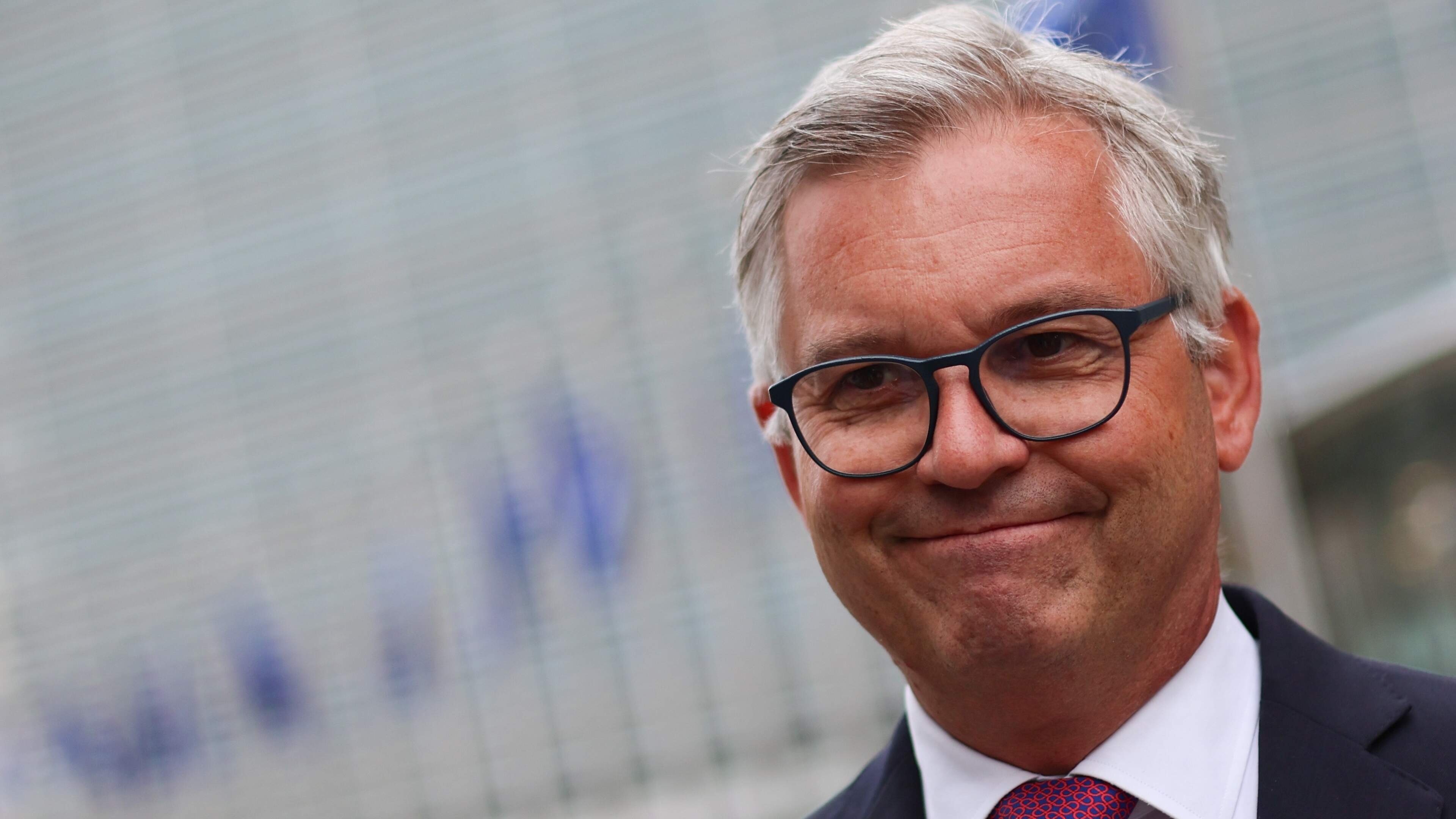 Eurocommissaris Magnus Brunner belooft nieuwe start met migratiepact: ’De chaos van de afgelopen 10 jaar stopt vrijdag’