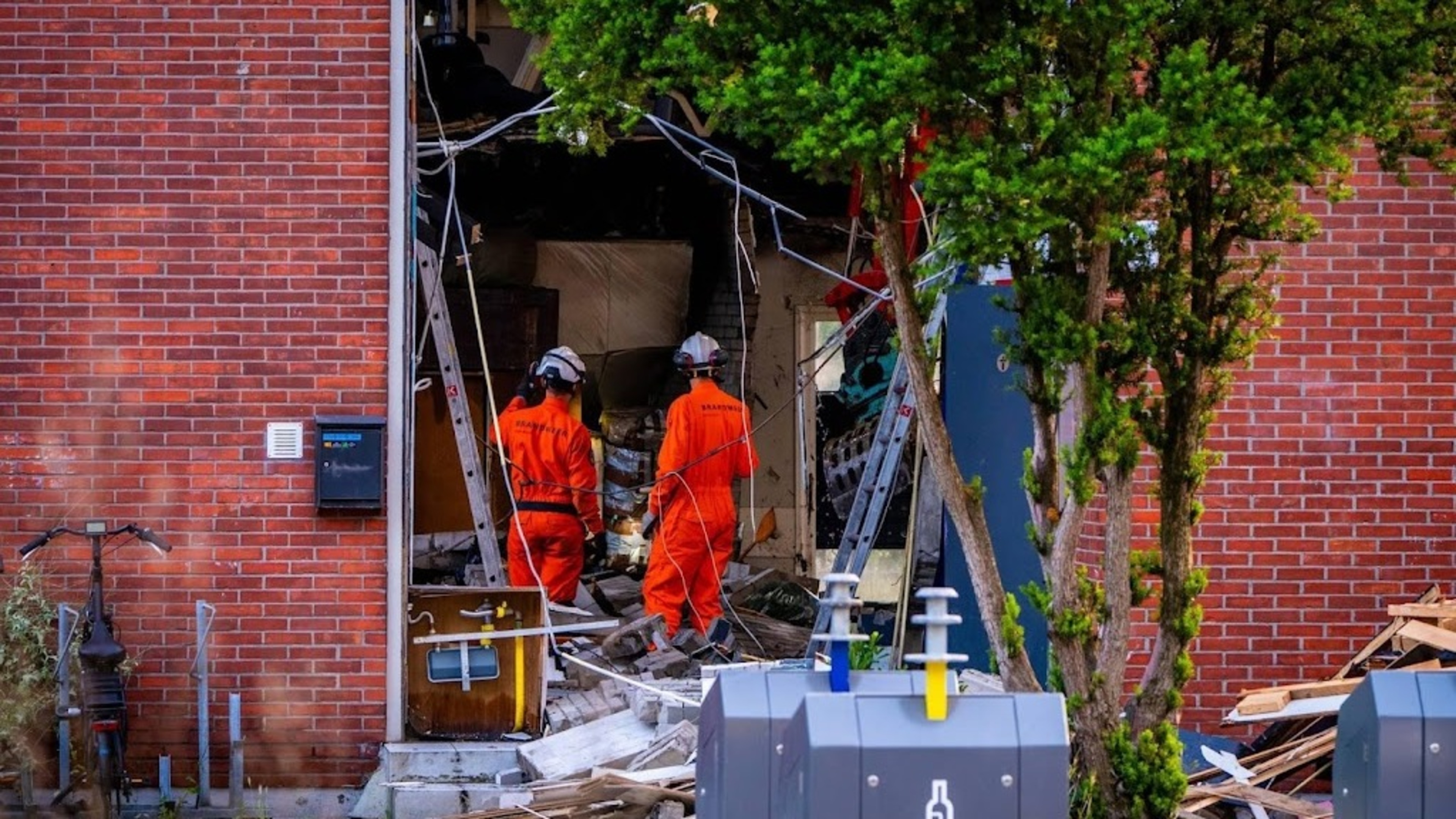 Hulpdiensten blijven zoeken naar mogelijke slachtoffers bij flat