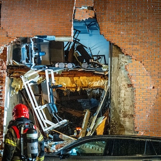 Meerdere gewonden na explosie en brand bij flatgebouw Amsterdam