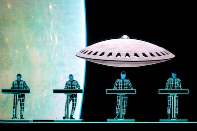 Geen voorprogramma, geen praatjes, wel een vliegende schotel: Kraftwerk laat Evoluon opduiken in Klokgebouw