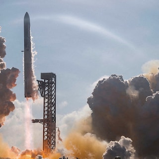 Op de lange reis naar Mars maakt Elon Musk de aarde steeds meer van zich afhankelijk