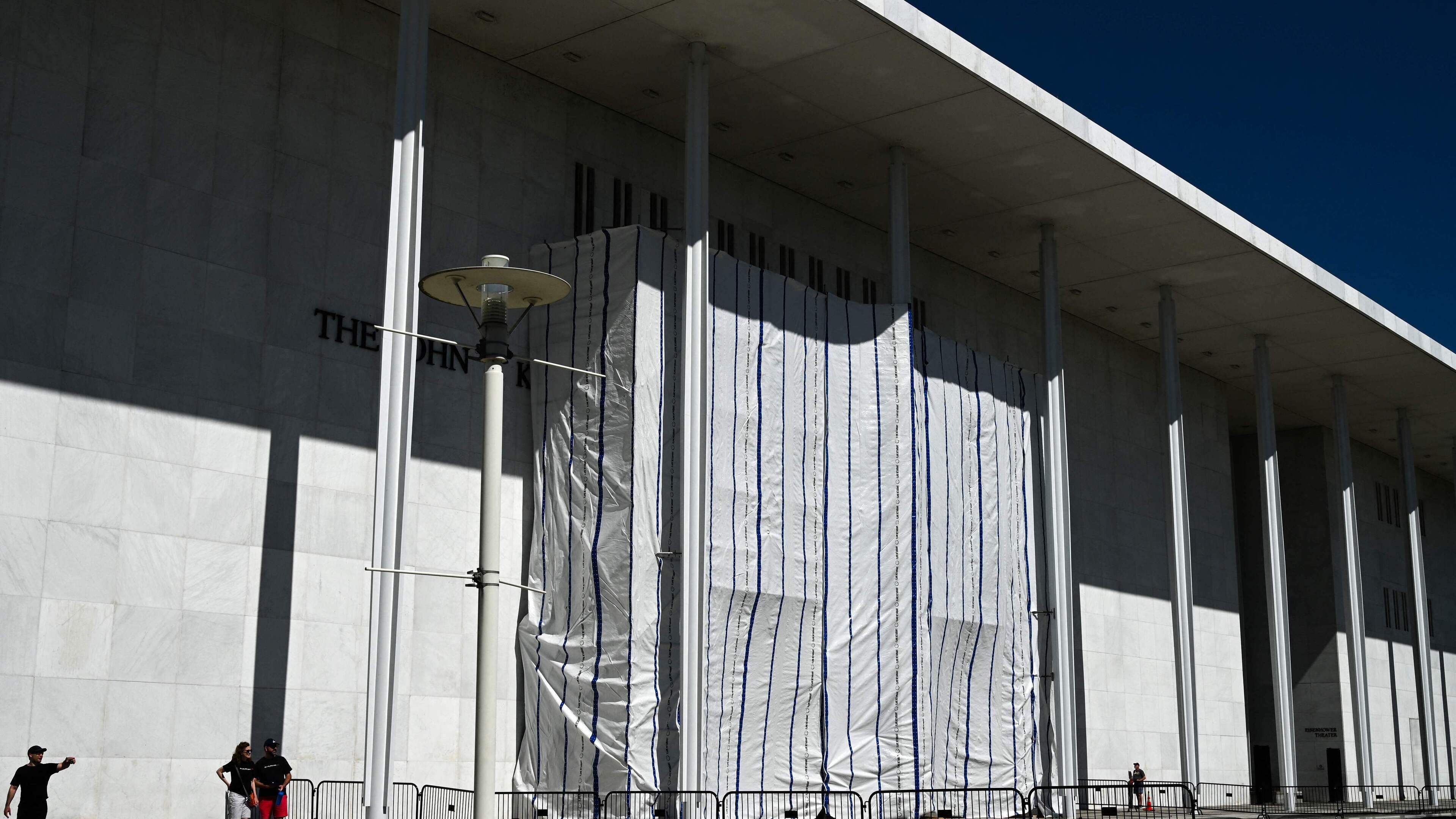 Donald Trump ziet naam verwijderd worden van gevel Kennedy Center na uitspraak rechter
