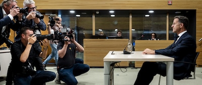 Op één moment heeft Rutte het even lastig tijdens coronaverhoor: hoe zit dat?
