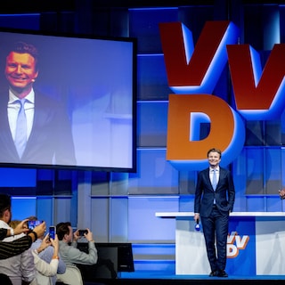 De VVD bulkt weer van het vertrouwen en ageert ouderwets tegen links