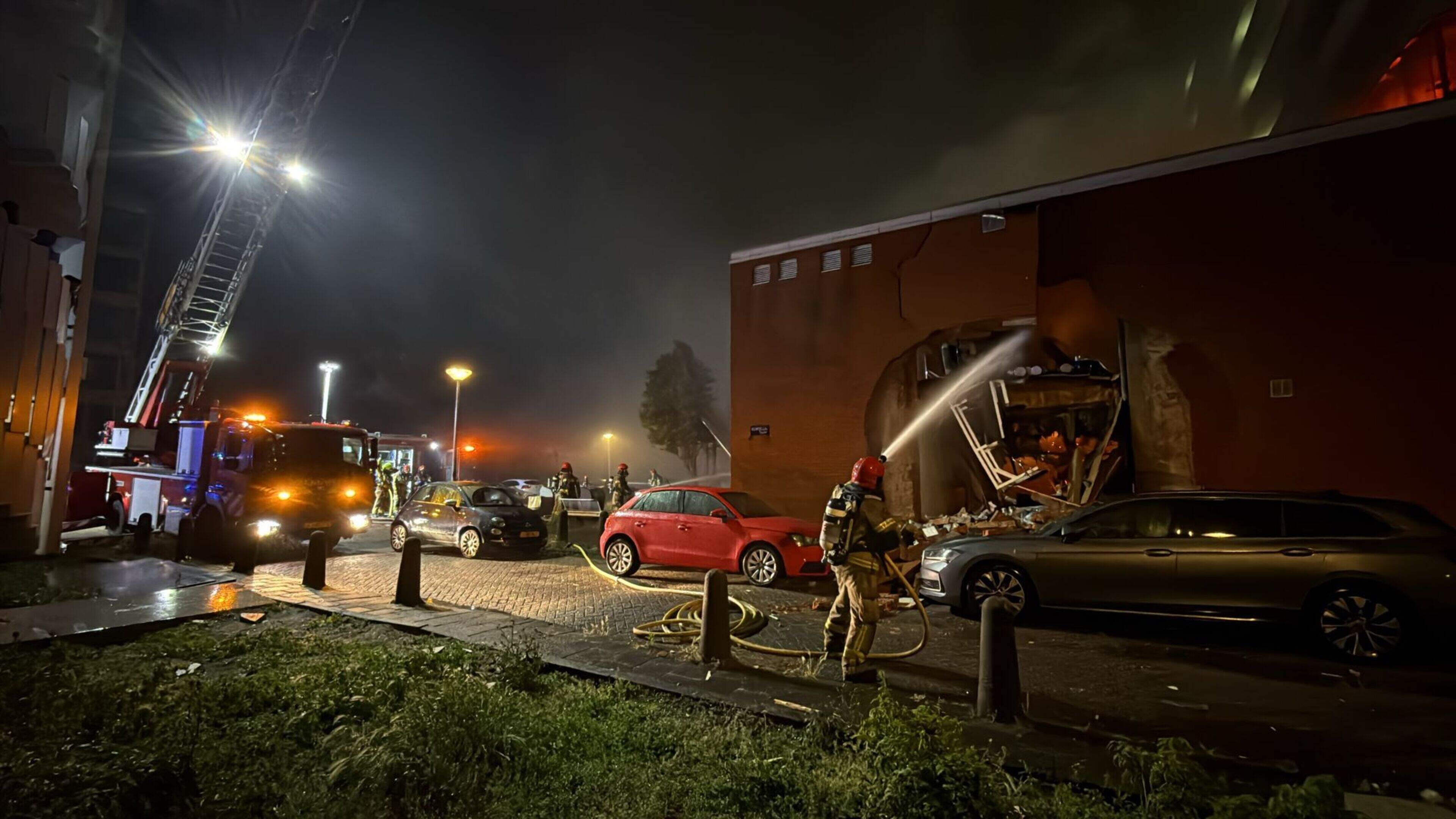 Explosie en grote brand onder flatgebouw in Amsterdam