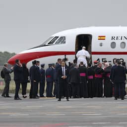 Spaanse koning leent zijn privéjet aan paus na panne van chartervliegtuig