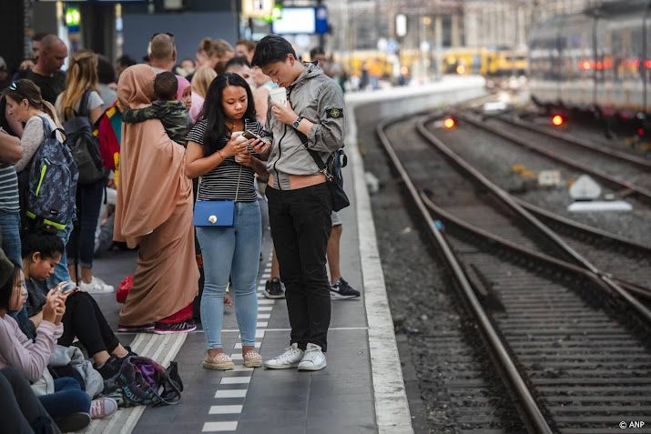 Drie treinen met zo'n 1300 reizigers gestrand door brand Woerden