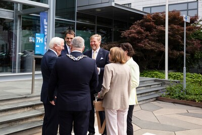 Koning Willem-Alexander neemt Steinmeier mee naar ASML: Duitse president onder indruk van bijzondere technologie uit Veldhoven