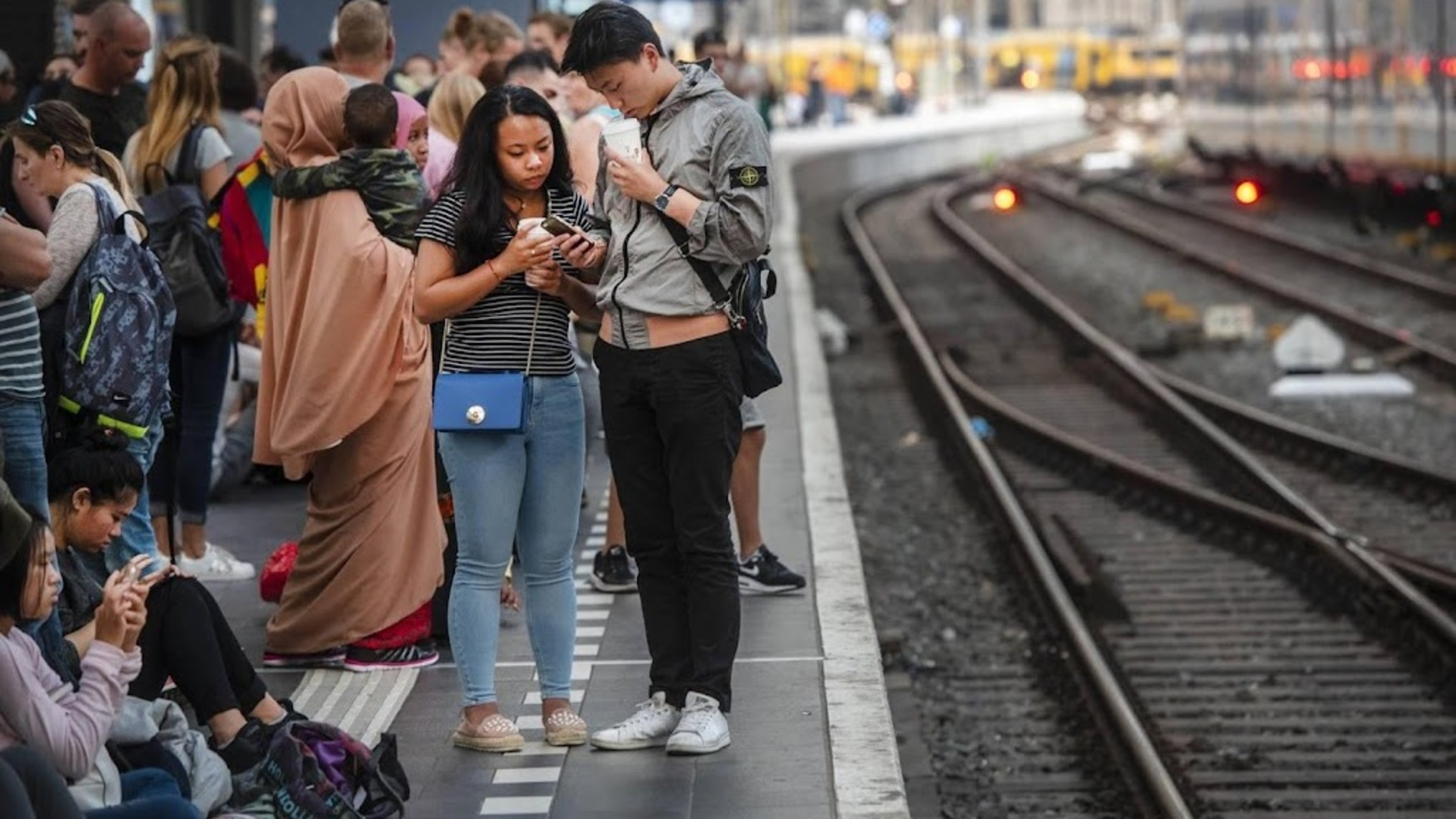 Drie treinen met zo’n 1300 reizigers gestrand door brand Woerden