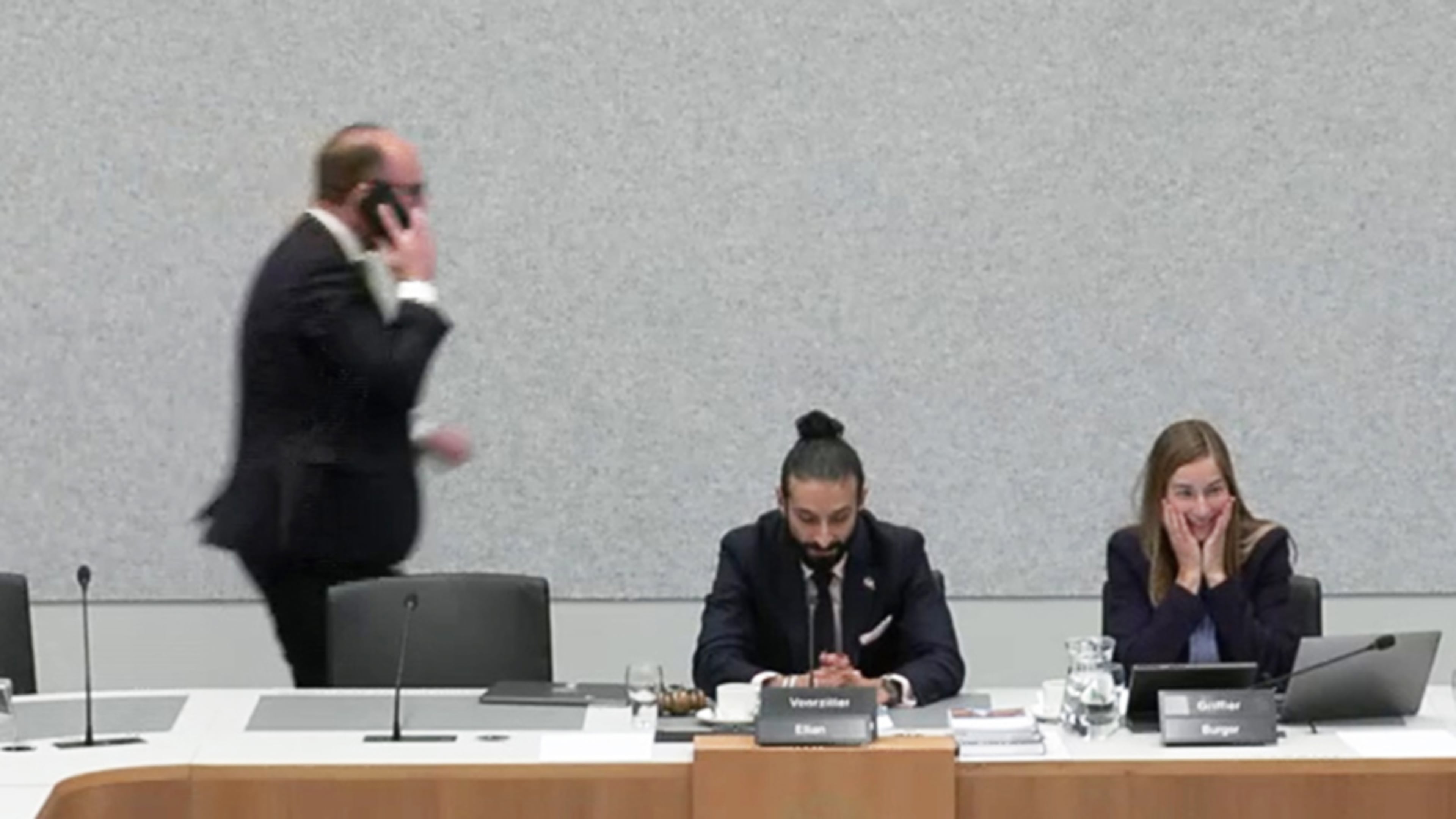 Debat abrupt onderbroken: minister snelt naar gang na telefoontje
