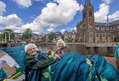 Tante Nel (100) gaat nog één keer een visje eten en geniet van het graatje tussen haar tanden