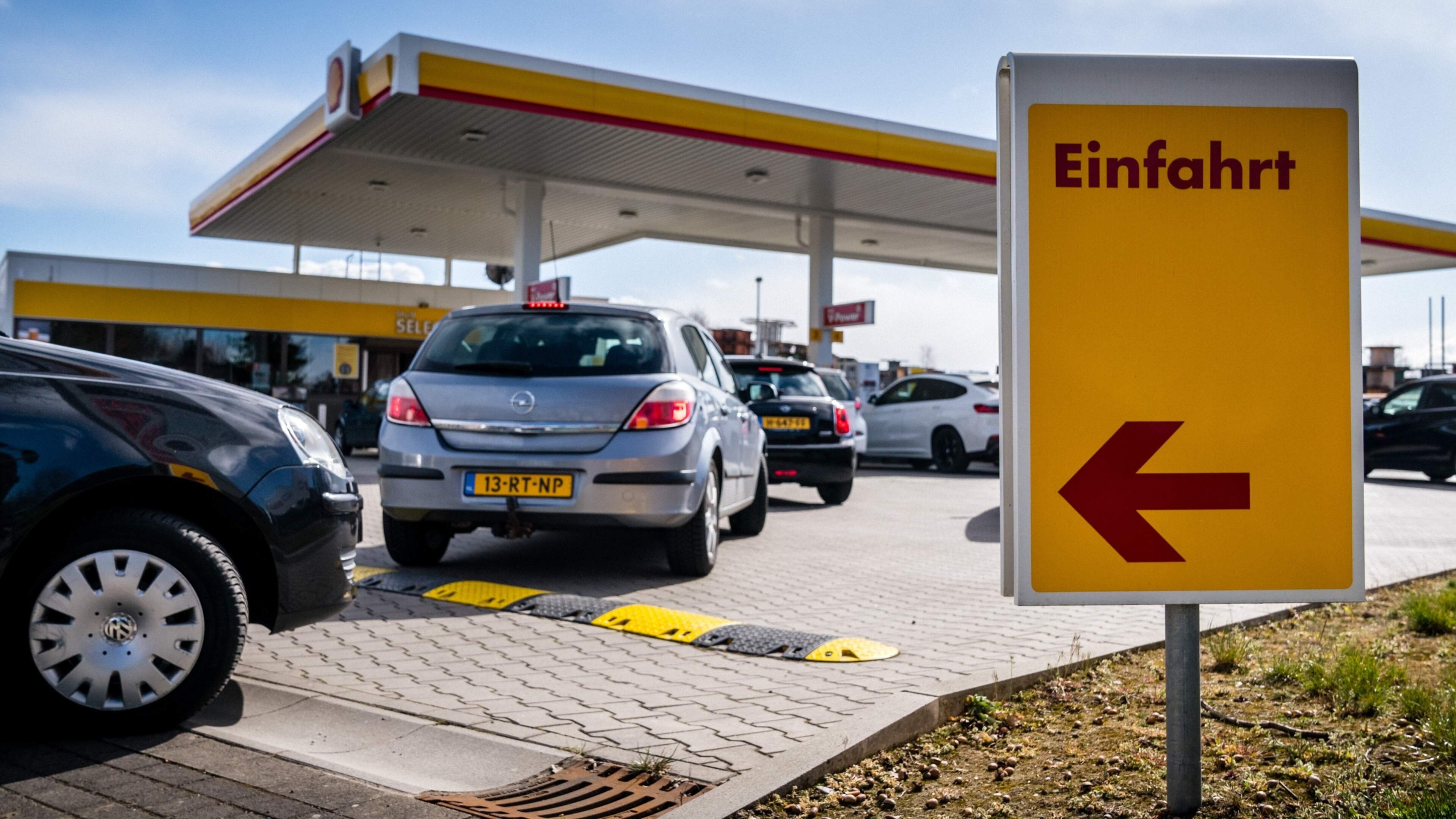 Goed opletten voor tanktoeristen: grote verschillen in prijzen aan Duitse pomp na ingreep