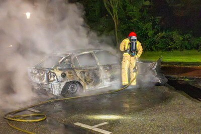 Auto vat vlam in Helmond, voorbijgangers slaan alarm