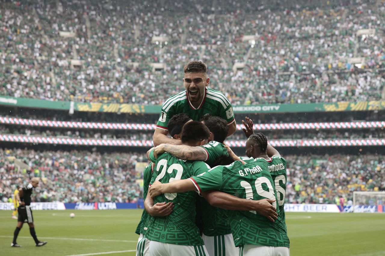 Met een spectaculair voetbalfeest begint het WK in Mexico, waar even geen ruimte is voor de problemen in het land
