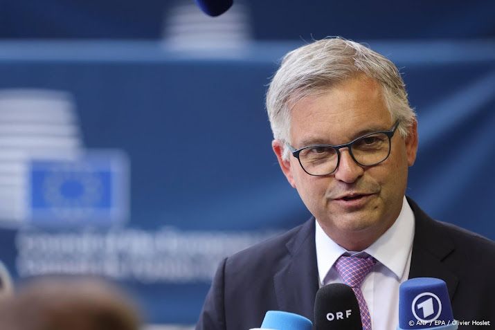 Eurocommissaris verwerpt kritiek ngo's op inhumaan migratiepact
