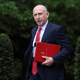 Britse defensieminister stapt op omdat zijn departement te weinig geld krijgt