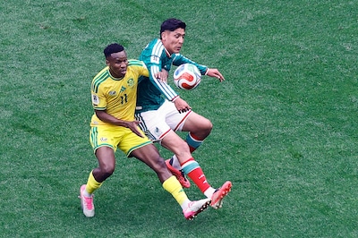 LIVE WK voetbal | Ook Mexico krijgt een rode kaart: gastland met tien man verder tegen negental Zuid-Afrika