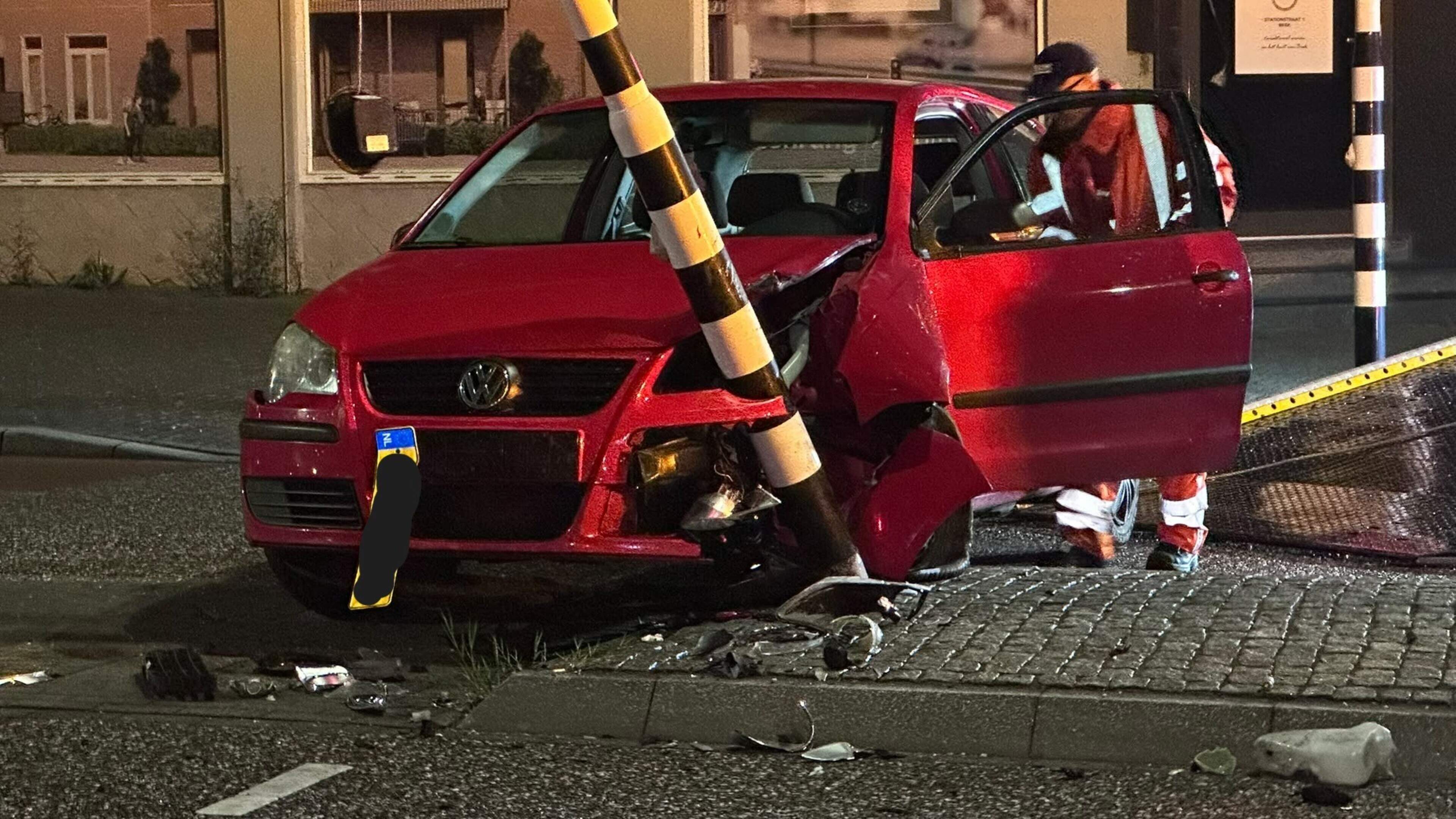 Bestuurder aangehouden na botsing tegen verkeerslicht in Beek