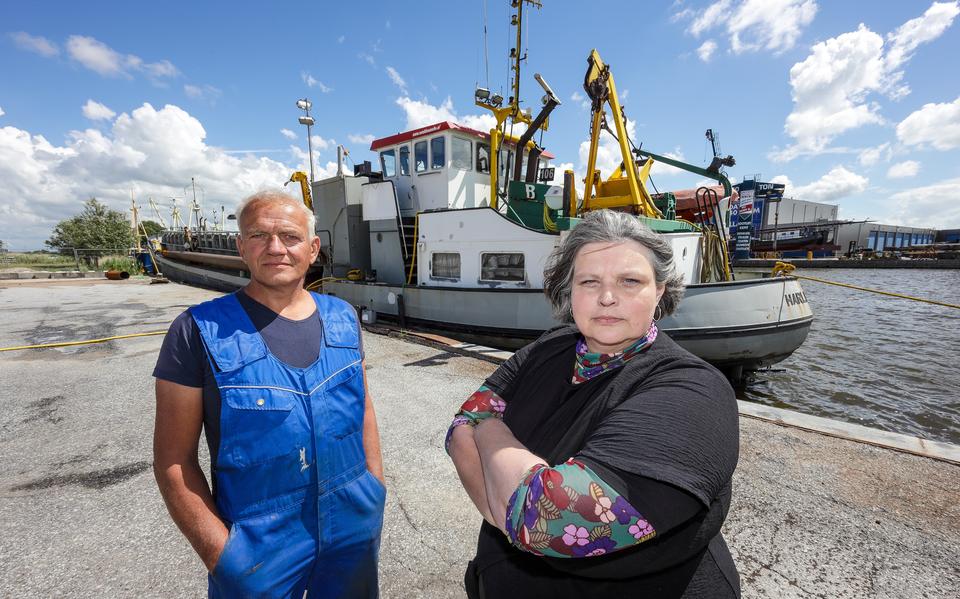 Laatste drie schelpenvissers Waddenzee wachten op vergunningen. Liesbeth: ‘Onze familiebedrijven gaan zo failliet’